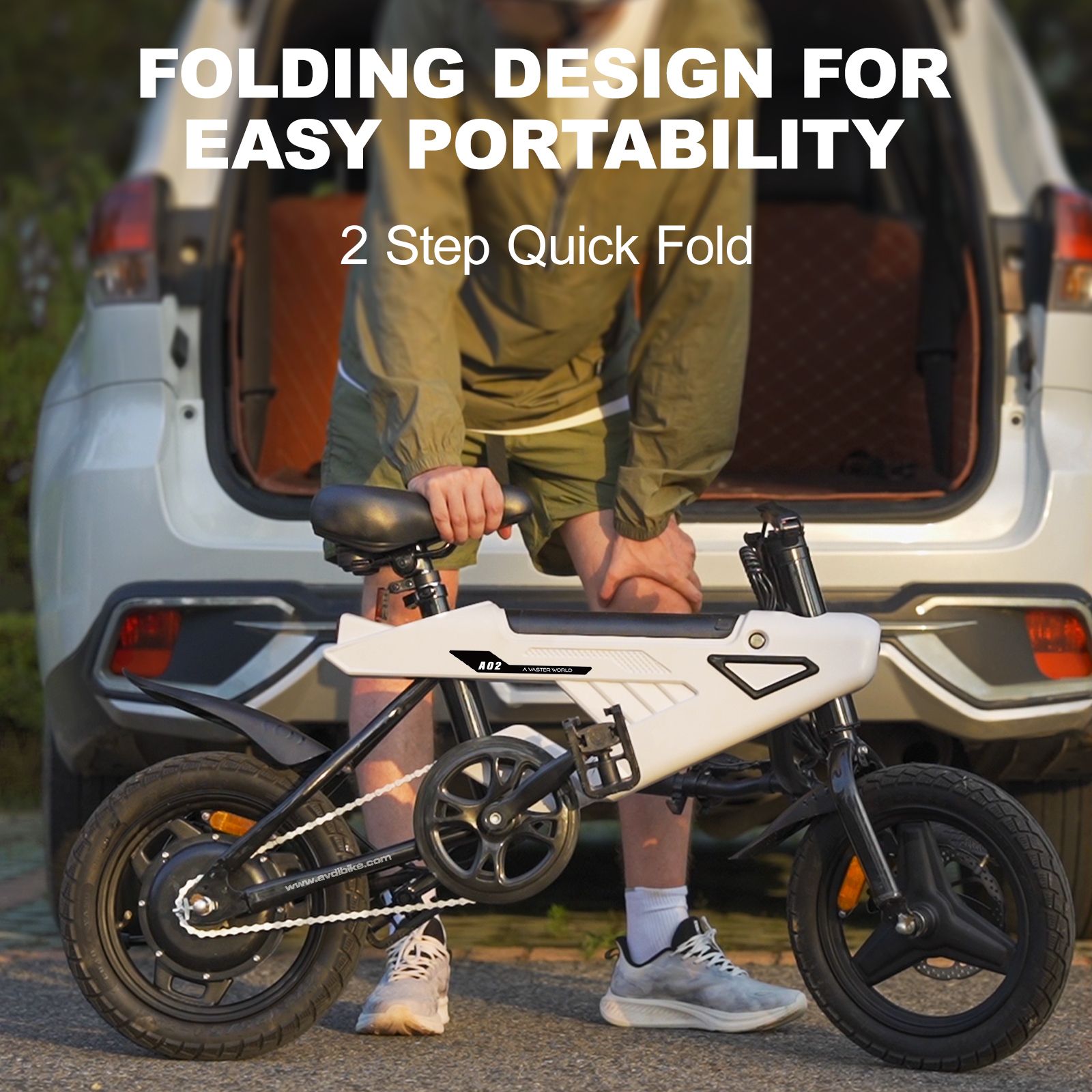 Persona che tiene l'e-bike A02 piegata. Testo: FOLDING DESIGN FOR EASY PORTABILITY. 2 Step Quick Fold. Auto sullo sfondo.