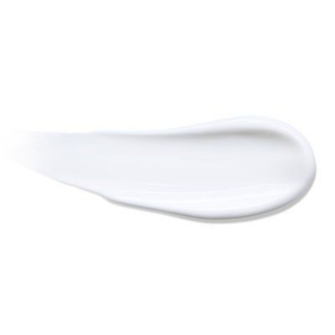 Tratto di crema bianca su sfondo bianco. Consistenza visibile.