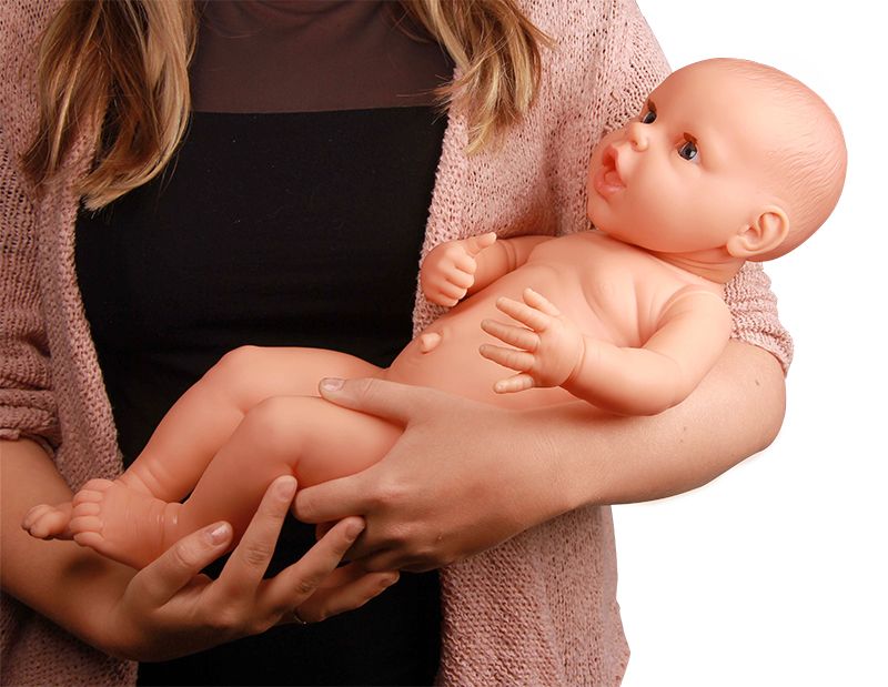 Bambola neonato, maschio, tenuta in braccio. Vinile color pelle, bocca aperta, sguardo verso l'alto, tenuta da donna.