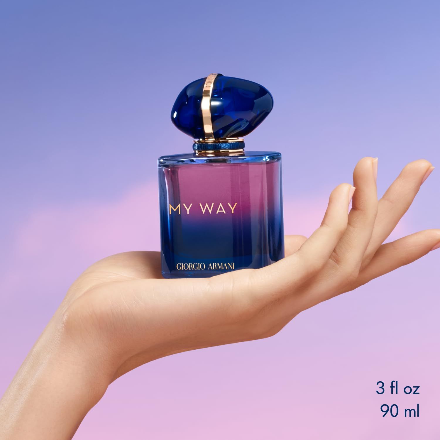 Flacone di profumo tenuto in mano. Tappo blu, scritta "MY WAY" e "Giorgio Armani". 90 ml/3 fl oz.
