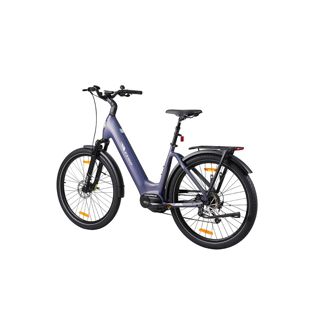 E-bike blu scuro con telaio nero, parafanghi e portapacchi. Ruote con catarifrangenti arancioni.
