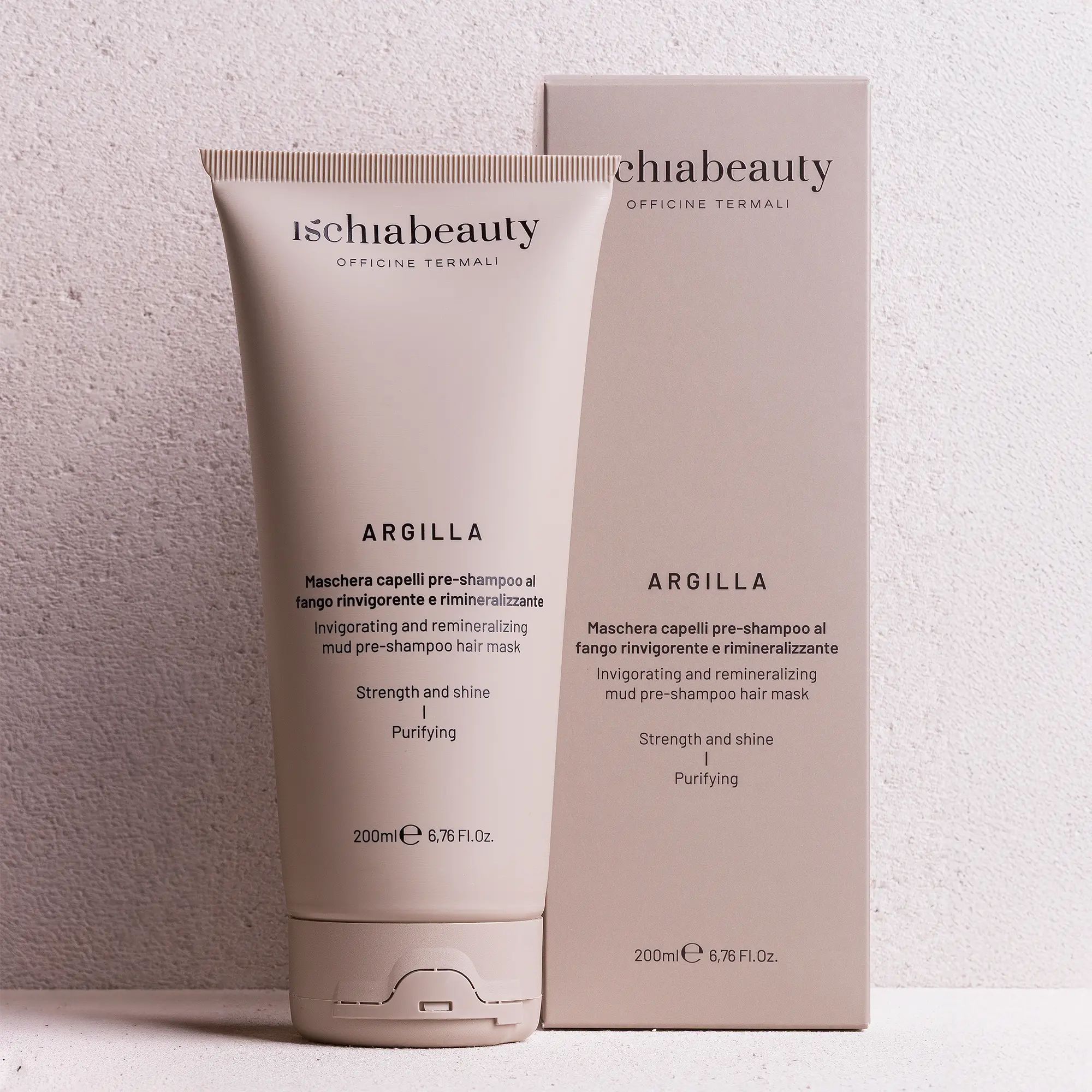 Tubo e scatola beige con informazioni prodotto. Scritto: ischiabeauty, ARGILLA, maschera capelli, 200ml.