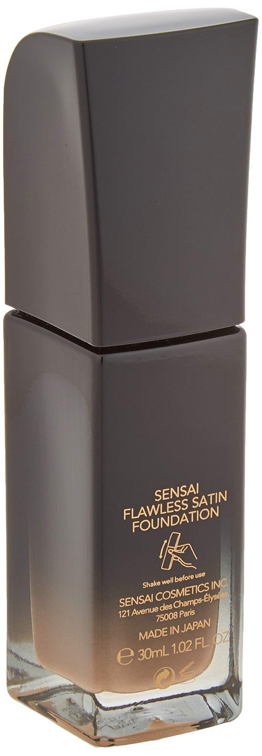 Flacone scuro con testo dorato. Scritto: Sensai, Flawless Satin Foundation, 30ml 1.02 FL. OZ, Made in Japan.