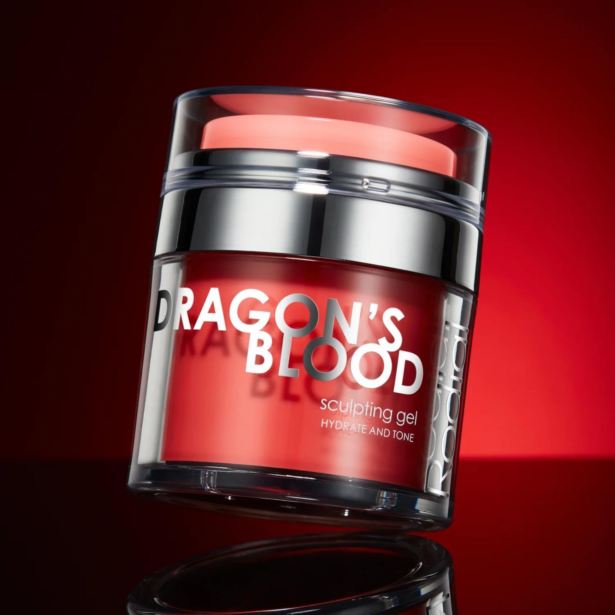 Vasetto rosso con coperchio argentato. Scritta: DRAGON'S BLOOD, Sculpting Gel. Coperchio trasparente. Sfondo rosso.