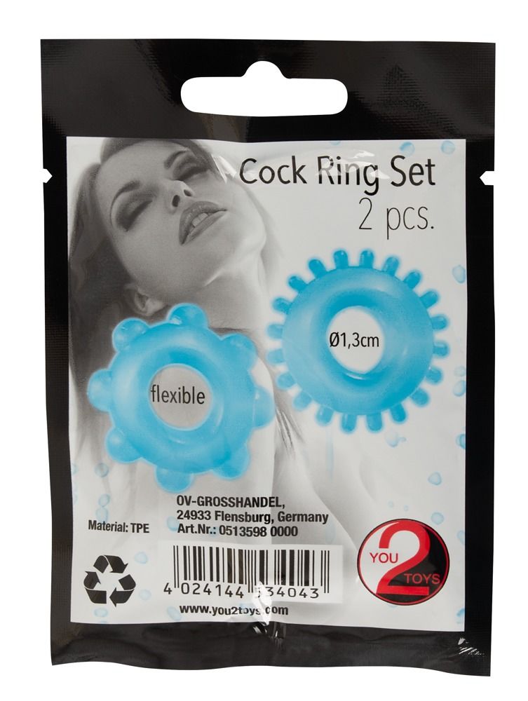 Due anelli per il pene blu in confezione. Scritta: Cock Ring Set, 2 pezzi. Anelli flessibili con punte e nodi. Marchio: You2Toys.