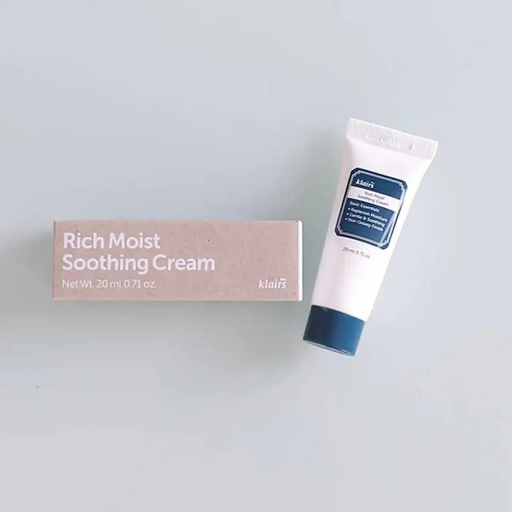Confezione e tubo. Scritta: Rich Moist Soothing Cream. Tubo: klairs, etichetta blu.