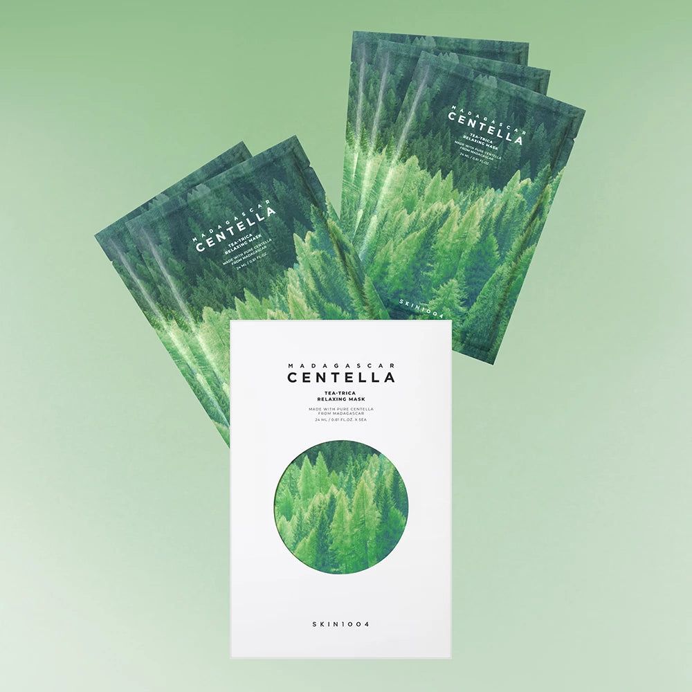Diverse confezioni di maschere e una scatola con motivo forestale e nome del prodotto. Testo: Madagascar Centella, Tea-Trica Relaxing Mask, SKIN1004.