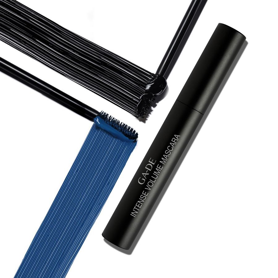 Tubo di mascara nero con spazzola e traccia di colore. Scritta: GA-DE Intense Volume Mascara. Colori blu e nero.