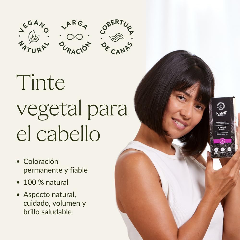 Una donna tiene in mano una scatola Khadi Schwarz. Sulla scatola sono visibili loghi e testo. Il testo recita: Tinte vegetal para el cabello.