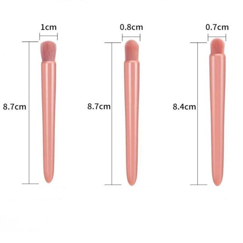 Tre piccoli pennelli da trucco rosa con dimensioni: 8,7 cm, 0,8 cm; 8,7 cm, 0,7 cm; 8,4 cm, 1 cm.