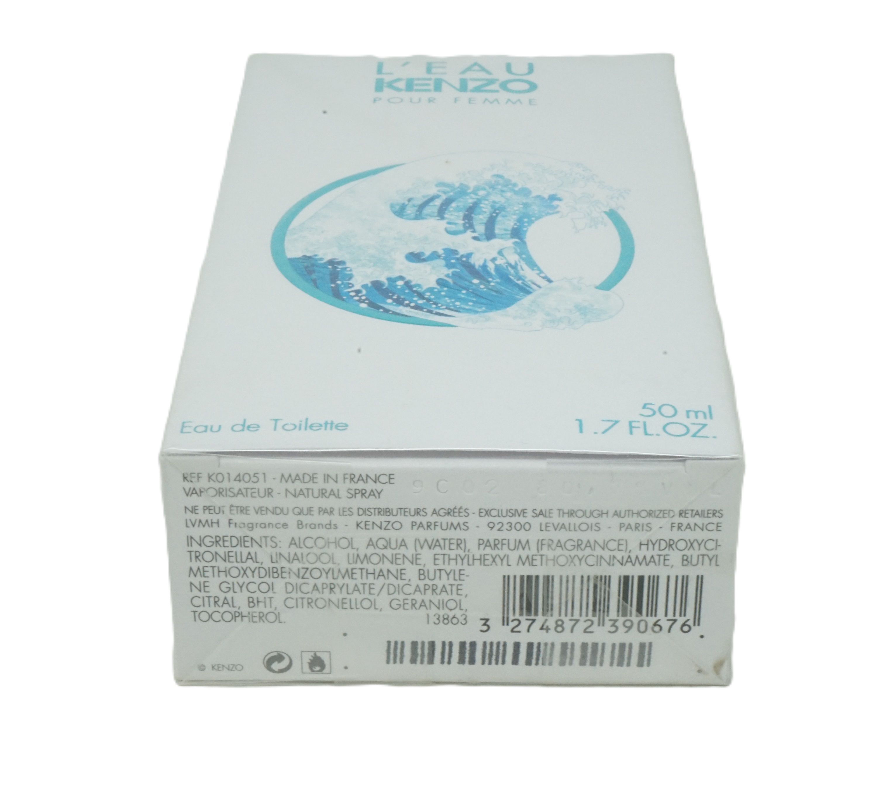 Confezione bianca con motivo a onde blu. Testo: L'EAU KENZO POUR FEMME, Eau de Toilette, 50 ml, 1.7 FL.OZ. Ingredienti e codice a barre.