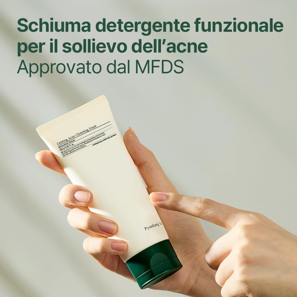 Persona che tiene un tubo di schiuma detergente. Testo: Schiuma detergente funzionale per il sollievo dell'acne, Approva dal MFDS.