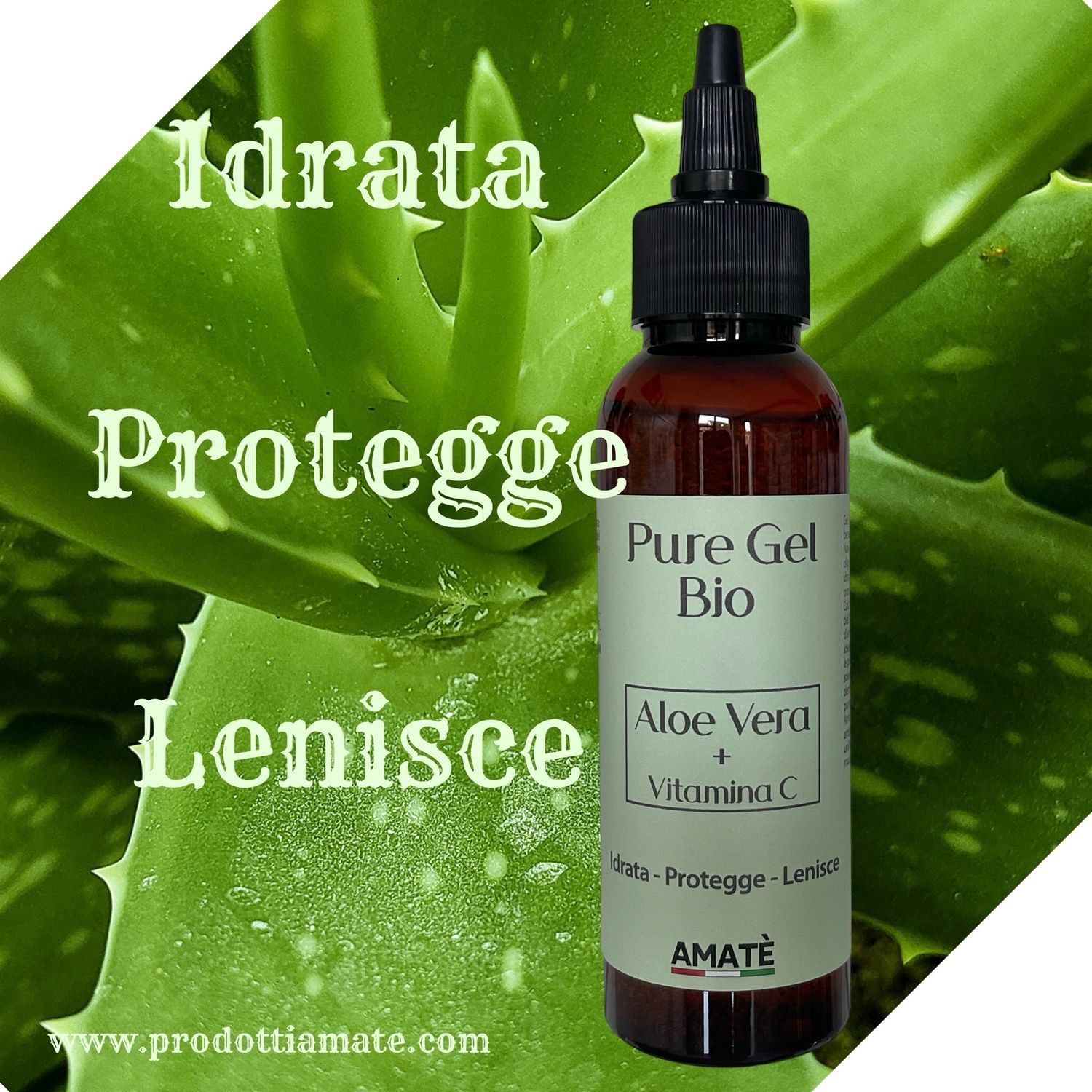 Flacone davanti a foglia di aloe vera. Etichetta con "Pure Gel Bio Aloe Vera + Vitamina C" e "Amatè".