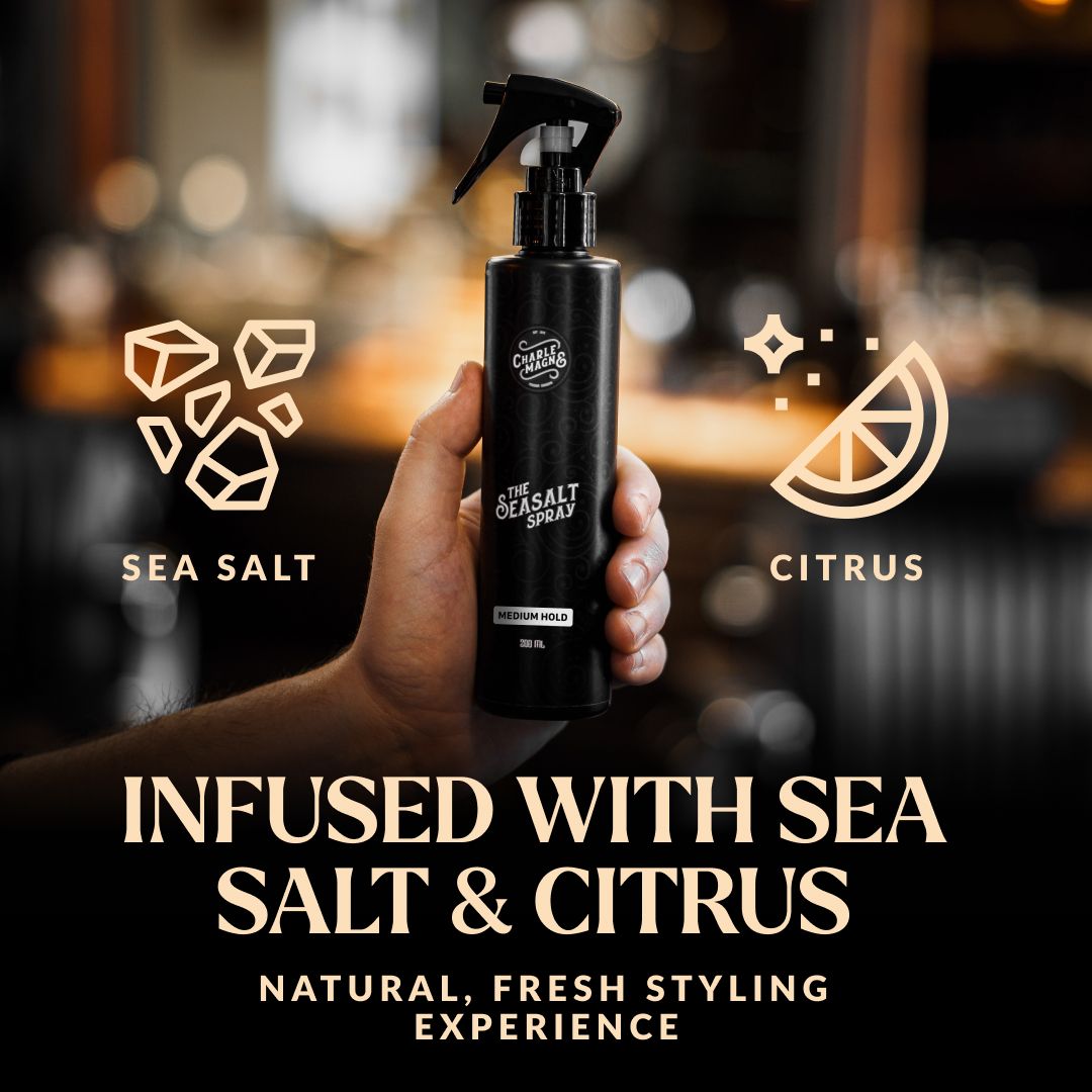 Mano che tiene un flacone spray "The Seasalt Spray" con "Medium Hold". Simboli di sale marino e agrumi accanto.