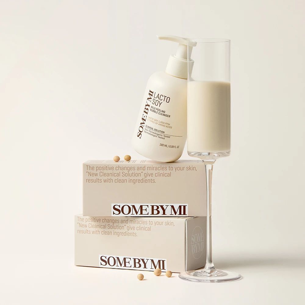 Flacone bianco con pompa, bicchiere con liquido, confezione. Scritta: SOMEBYMI Lacto Soy Mild Bubble Cleanser.