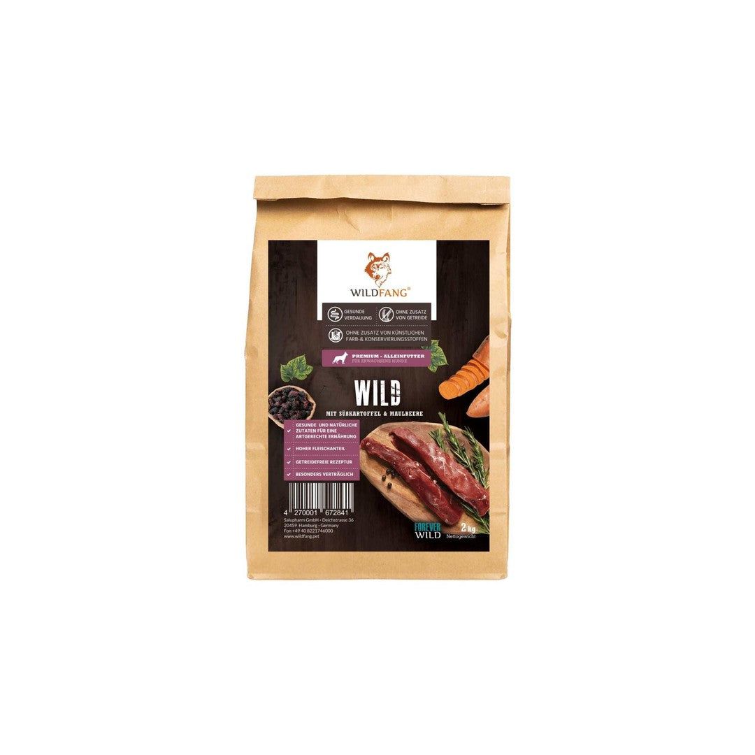 Sacchetto di carta marrone con stampa. Contiene cibo per cani. Logo Wildfang. Ingredienti: selvaggina, erbe, verdure. Scritta: Wild, con cervo e mirtilli.