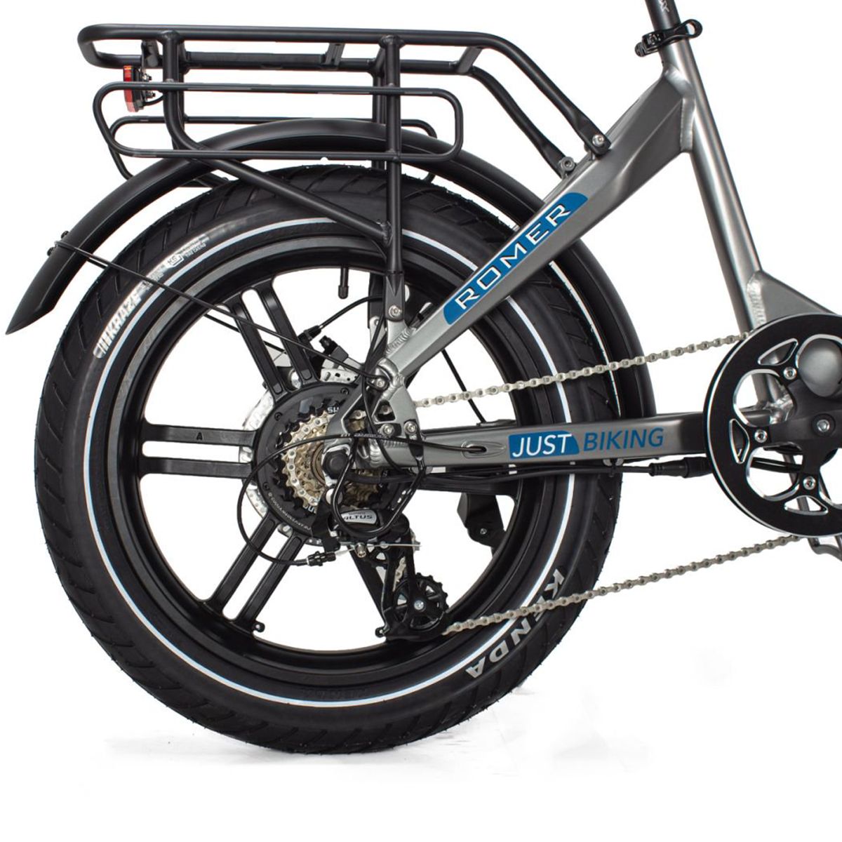 Ruota posteriore di una bicicletta elettrica. Pneumatico nero con bordo bianco, telaio argentato, marchio pneumatici Kenda e logo Romer. Sfondo bianco.