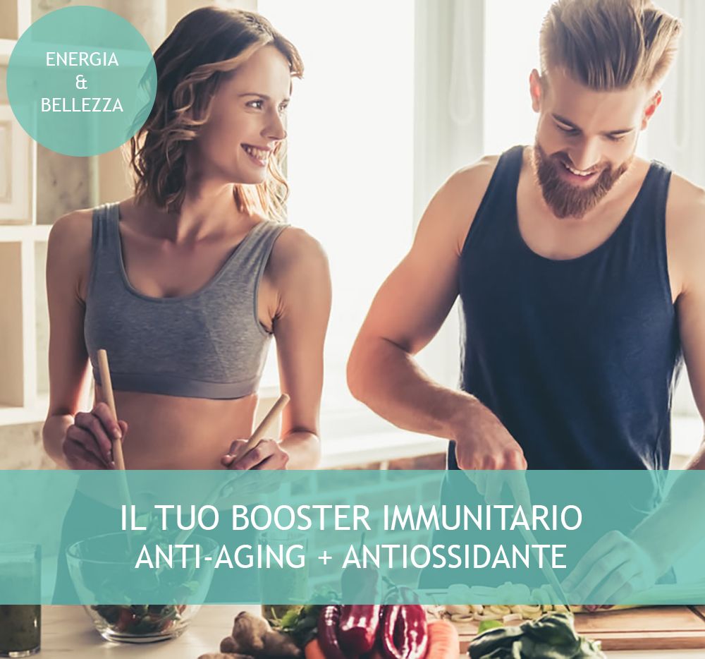 Coppia in cucina. Testo: Il tuo booster immunitario anti-aging + antiossidante. Sfondo: Campo turchese.