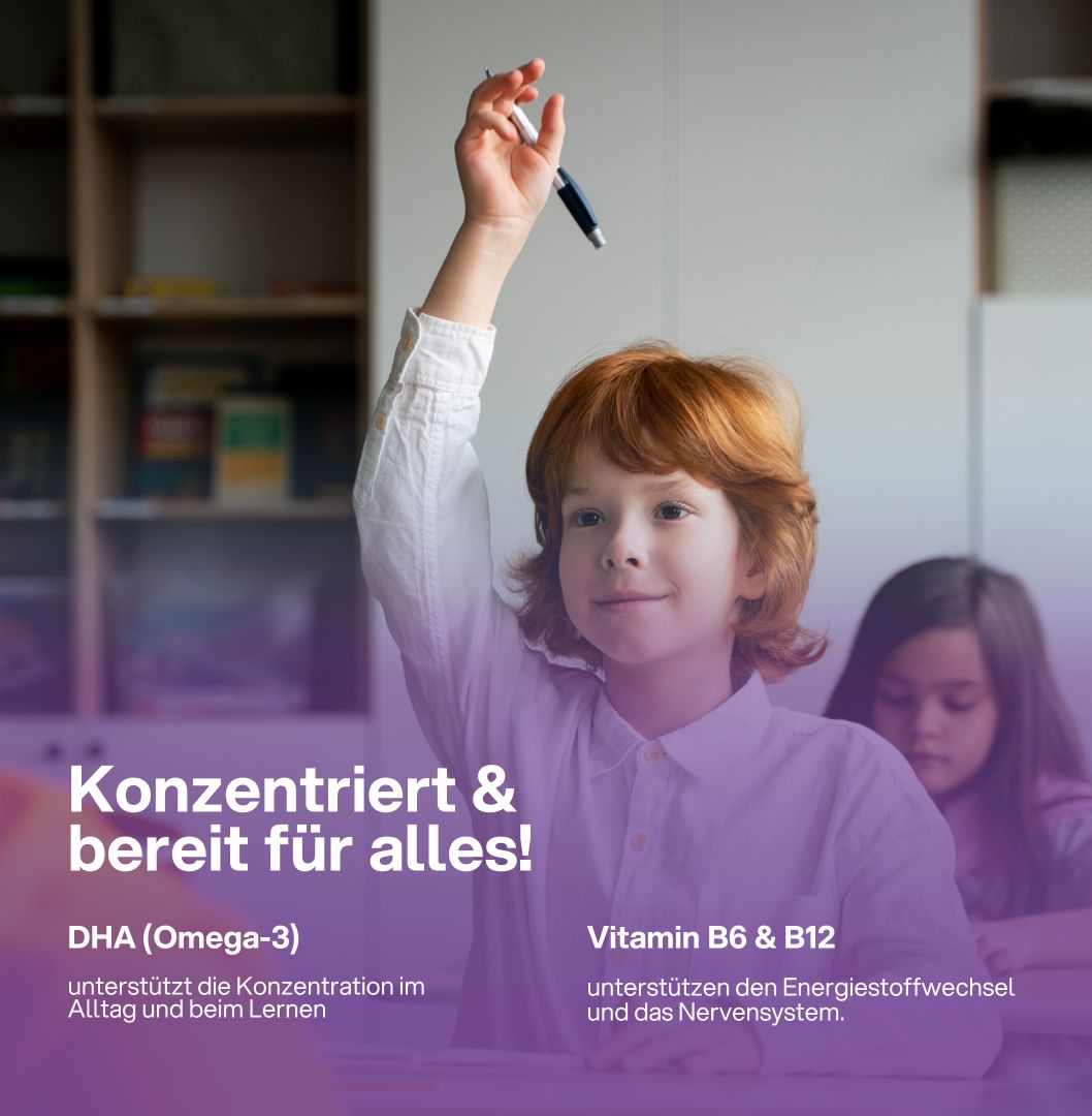 Un bambino alza la mano in classe. Testo: Concentrato e pronto a tutto! DHA (Omega-3), Vitamina B6 e B12.