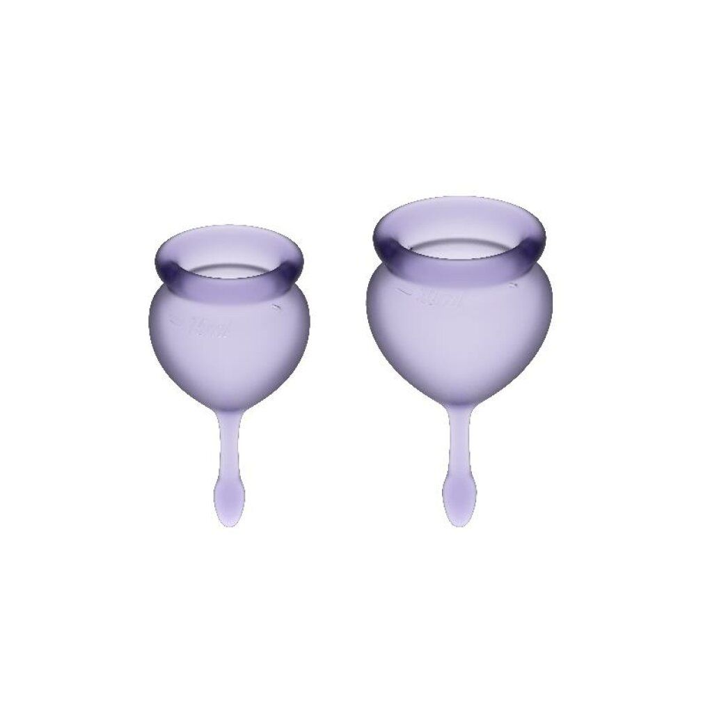 Due coppette mestruali lilla con stelo. Un segno di misurazione è visibile su una coppetta.