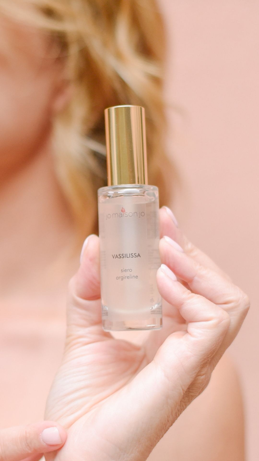 Jo.Maison.Jo Vassilissa Siero Viso con Argireline e Goji, tenuto in mano.