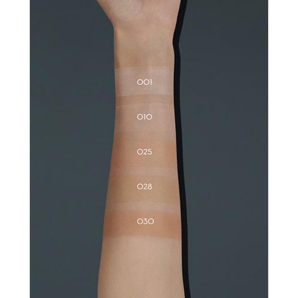 Braccio con cinque campioni di polvere. Da chiaro a scuro: 001, 010, 025, 028, 030. Sfondo: grigio.