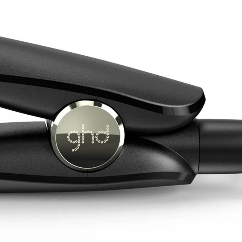 Primo piano del logo GHD su una piastra per capelli nera.