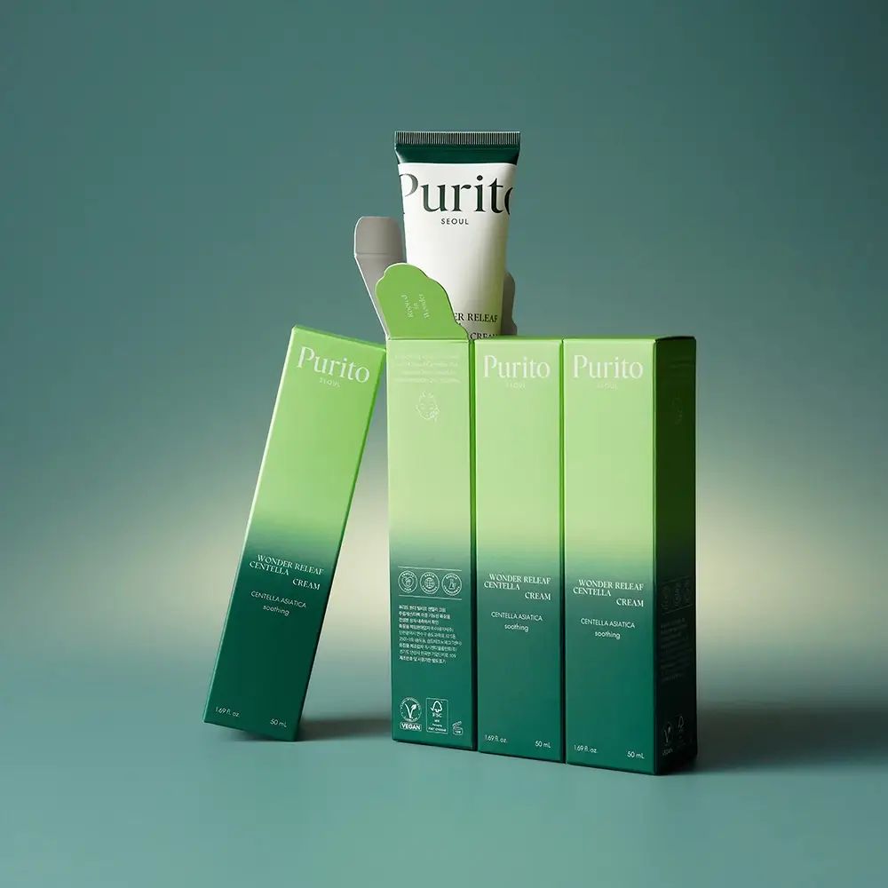 Tre scatole verdi e un tubetto di crema. Scritta: PURITO, Wonder Releaf Centella Cream. Sigilli Vegan e Cruelty-Free.