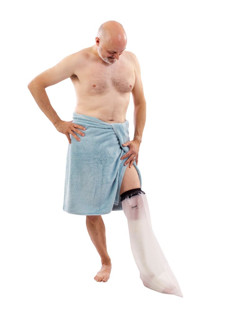 Protezione per gamba per adulti. Rivestimento trasparente, bordo nero. Uomo con asciugamano. Gamba coperta.
