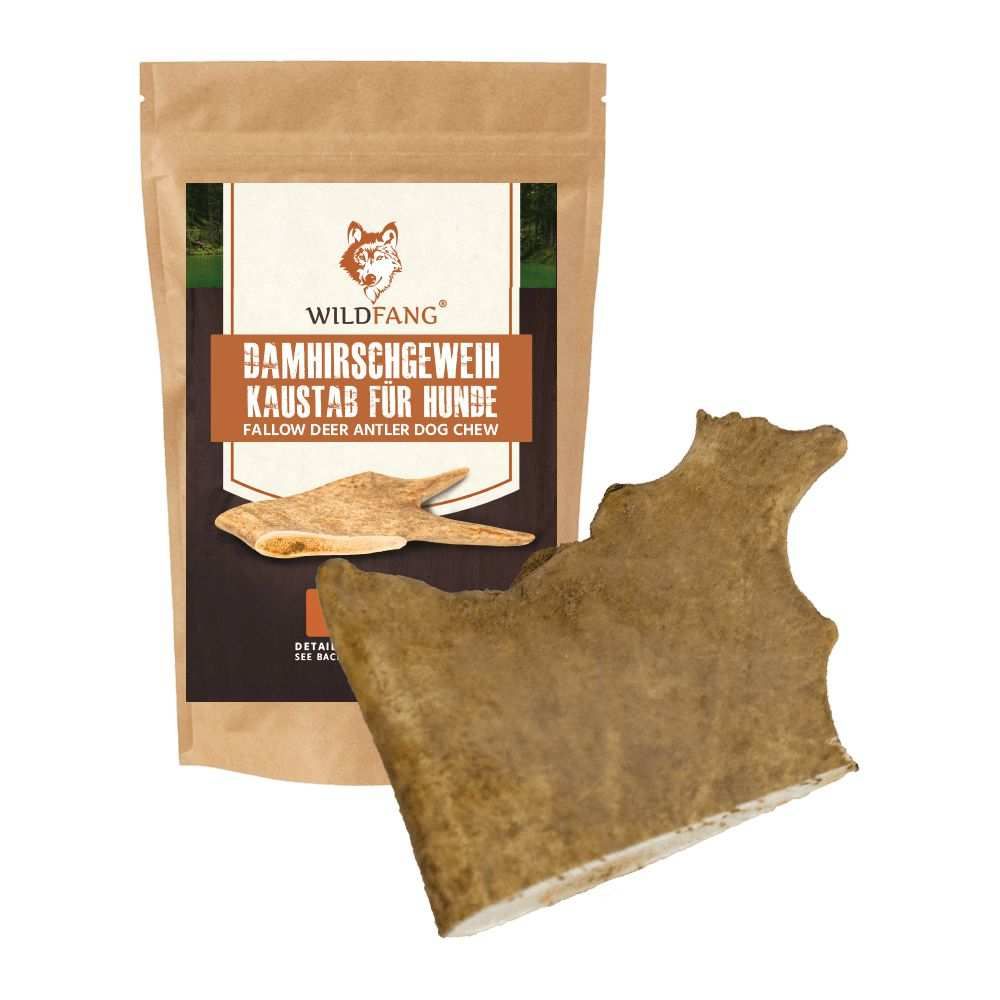 Busta con logo Wildfang e testo: "Damhirschgeweih Kaustab für Hunde". Accanto, un pezzo di corno. Confezione marrone, corno marrone.