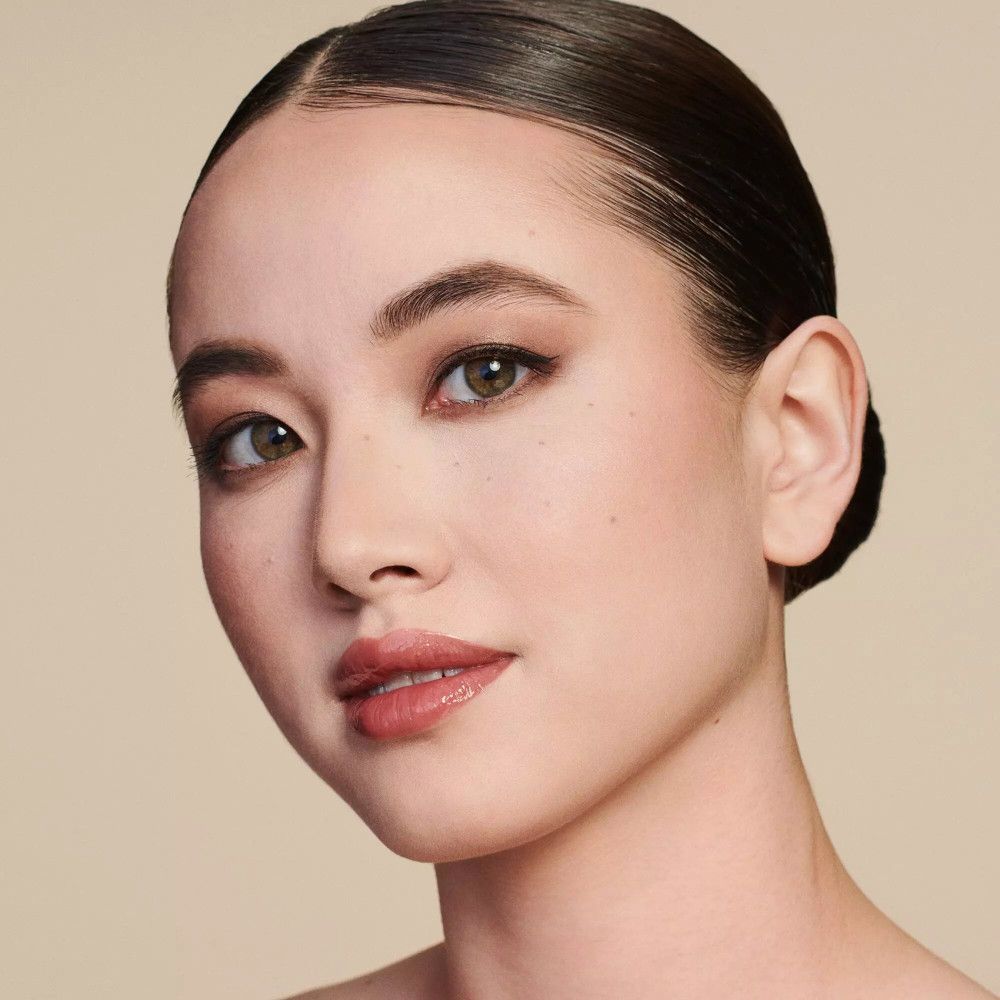 Ritratto di donna truccata. Focus su occhi e labbra. Tono della pelle: chiaro.