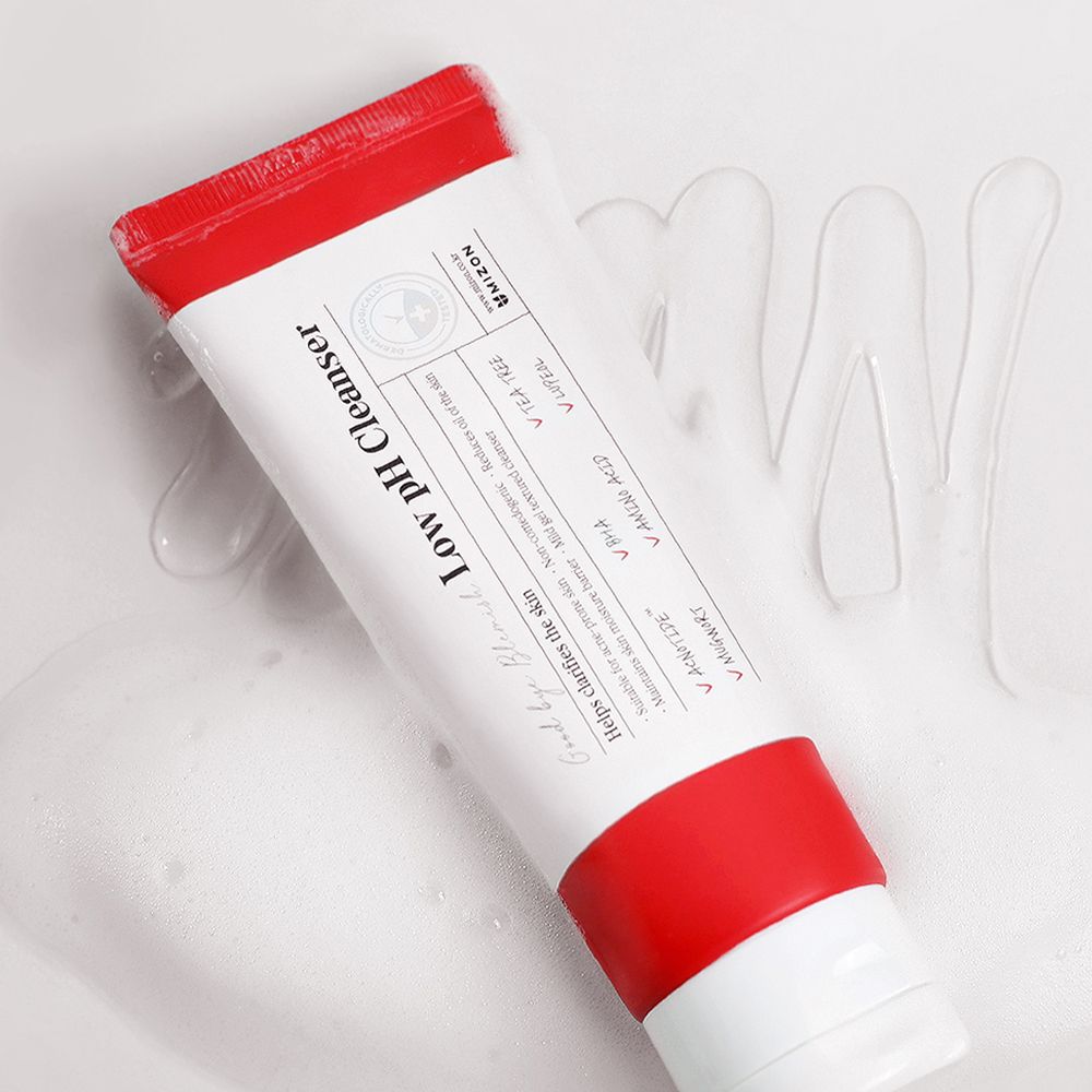 Tubo bianco e rosso. Scritta: Low pH Cleanser. Marchio: MIZON. Prodotto in bolle di sapone.