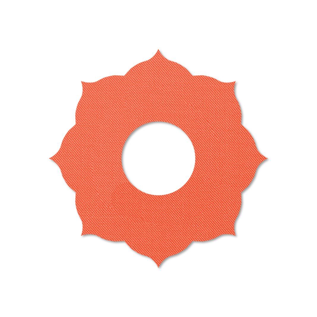 Anello arancione a forma di fiore con foro centrale. Tessuto a trama. Su sfondo bianco.