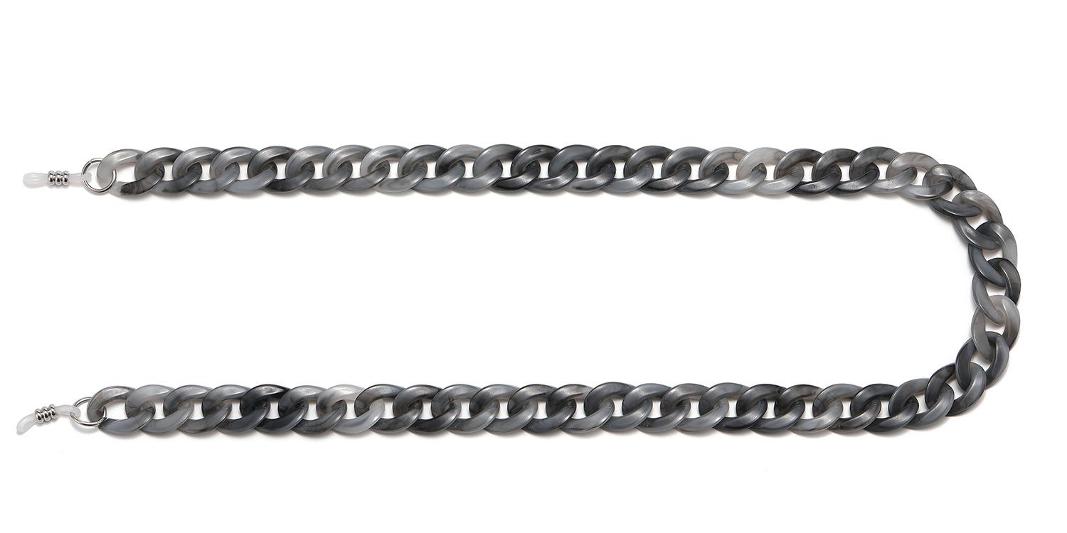 Catena per occhiali grigia a maglie. Chiusure in metallo alle estremità. Su sfondo bianco.