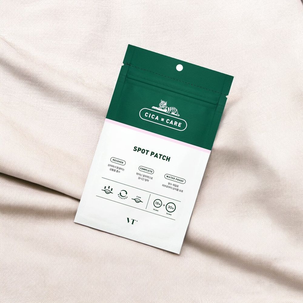 Confezione verde con stampa bianca. Testo: Cica x Care, Spot Patch. Logo: Tigre. Su tessuto chiaro.