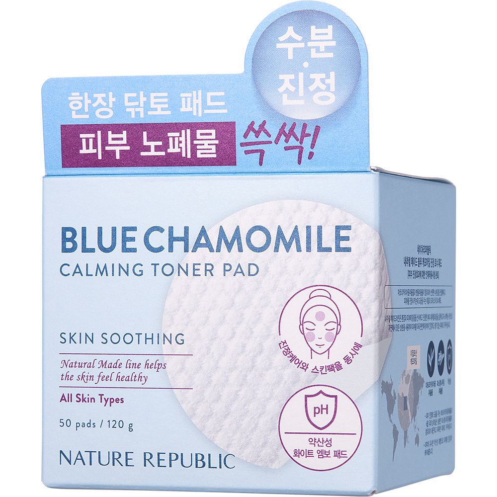 Confezione in cartone con scritta: Blue Chamomile Calming Toner Pad. Contiene dischetti. Illustrazione di un viso. Nature Republic.