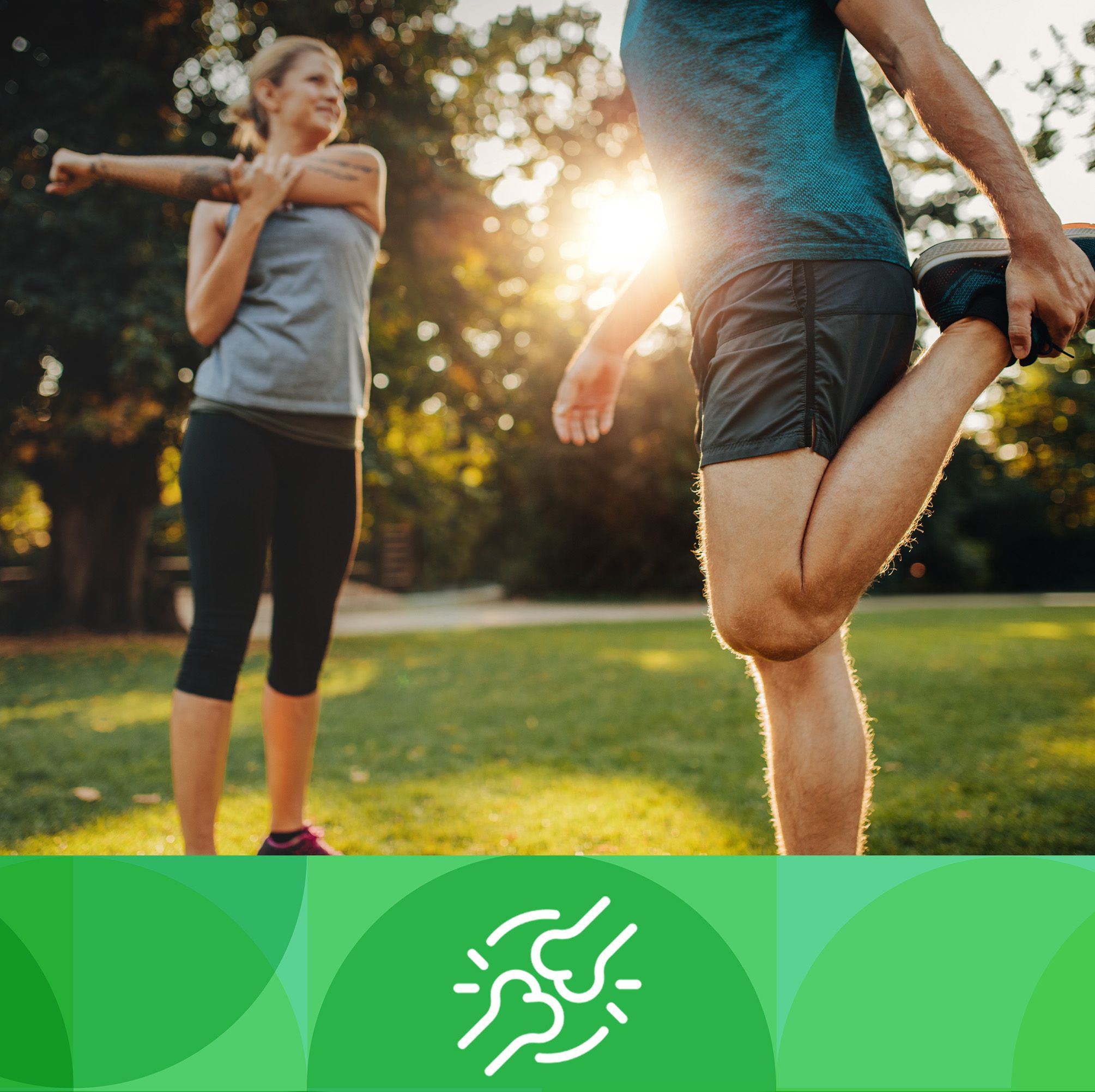 Due persone si allungano nel parco. Sotto, un campo verde con un simbolo bianco di articolazioni.
