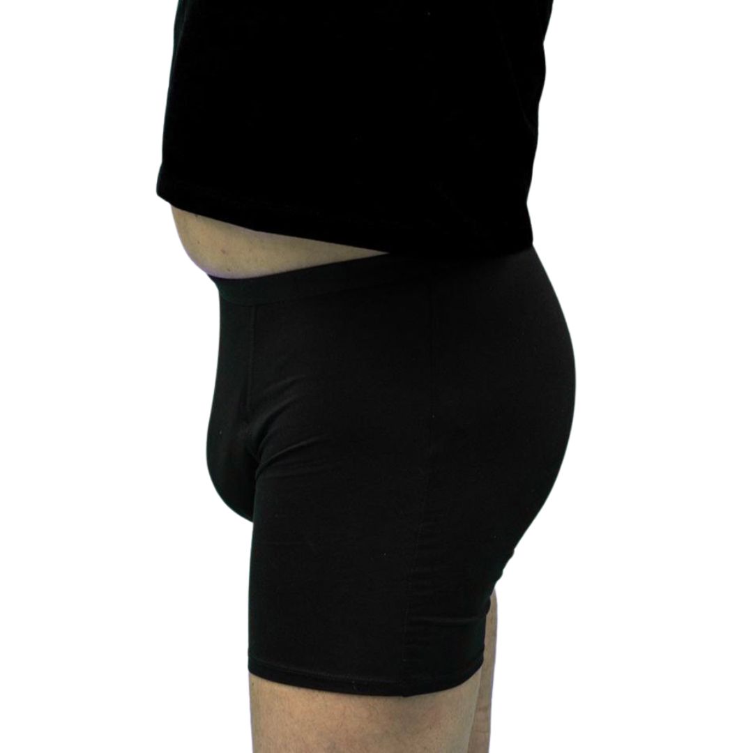 Vista laterale: uomo in boxer neri. Cintura elastica, aderente.