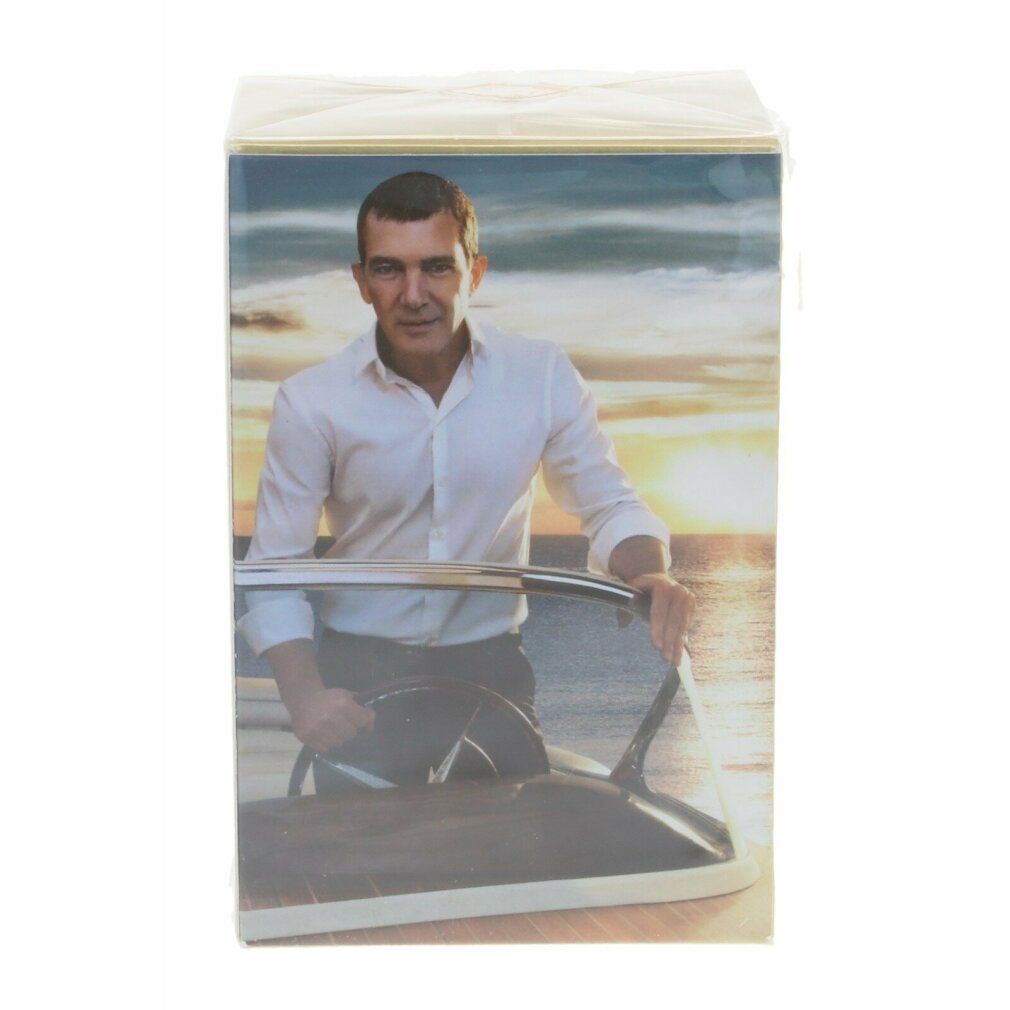 Confezione con foto di Antonio Banderas su una barca. Sfondo: tramonto sul mare.