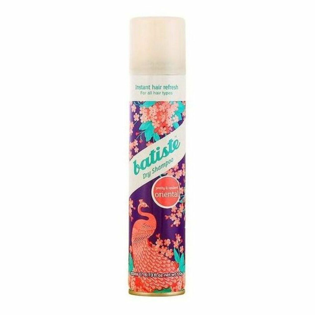 Bomboletta spray di shampoo secco. Base viola con motivo floreale e illustrazione di pavone. Testo: Batiste Dry Shampoo Oriental.