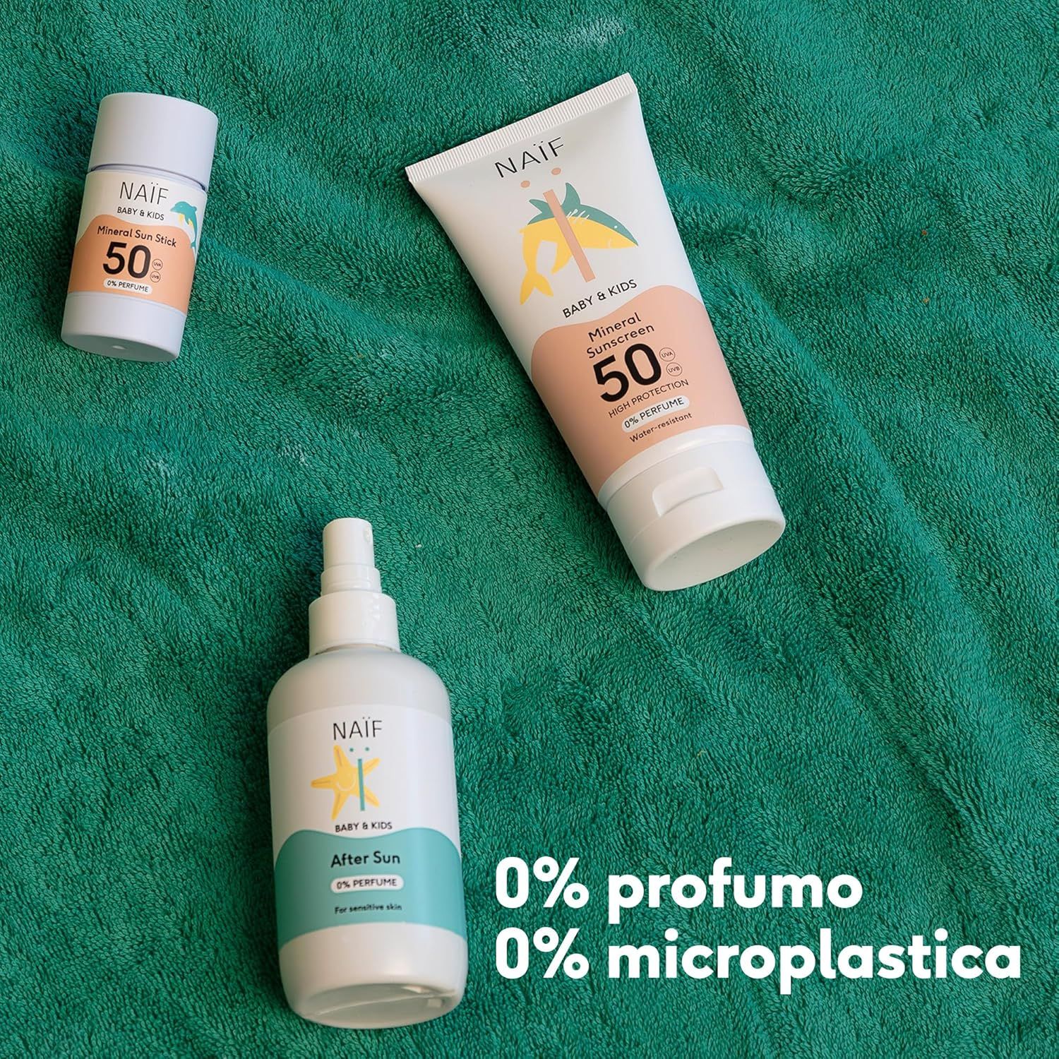 Tre prodotti Naïf: stick solare, tubo di crema solare, spray doposole. Testo: 0% profumo, 0% microplastiche.