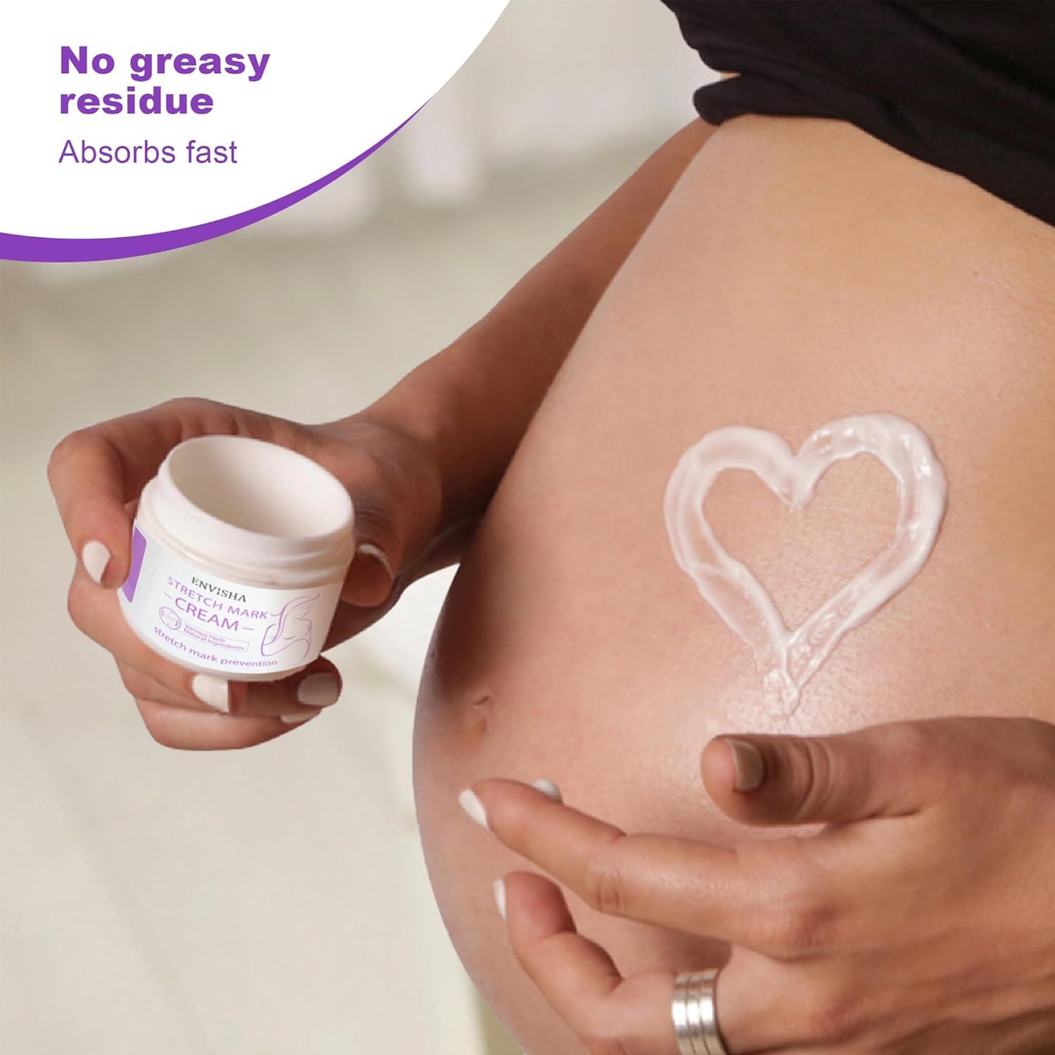 Vasetto di crema ENVISHA applicato sulla pancia. Testo: Nessun residuo untuoso, assorbimento rapido.