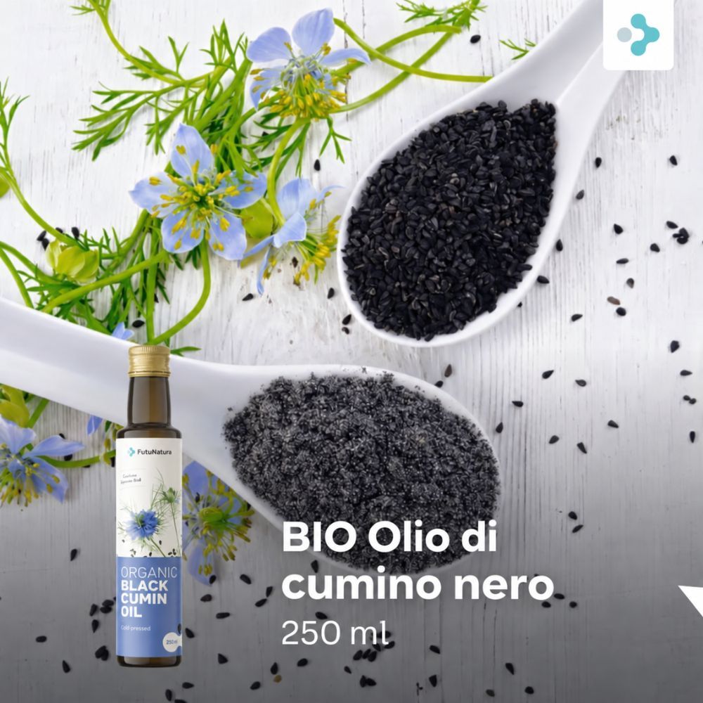 Olio bio di cumino nero (250ml) su cucchiai con semi e fiori.