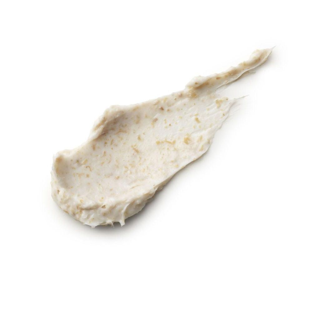 Texture cremosa con particelle di polvere di riso. Su sfondo bianco.