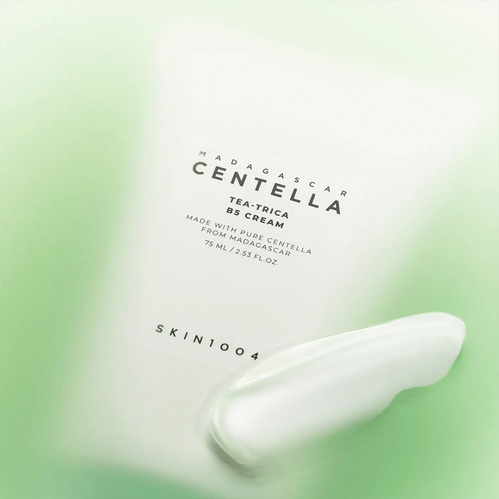 Campione di crema accanto a un tubo SKIN1004 Centella Tea-Trica B5 Cream.