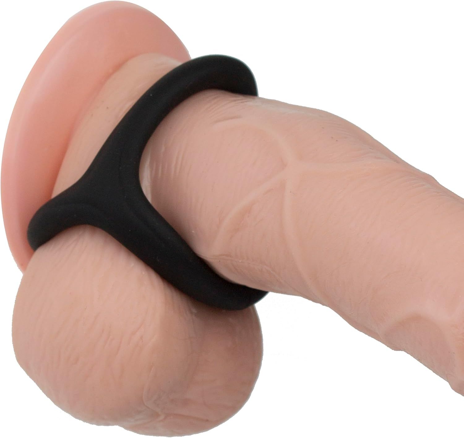 Anello per pene nero su pene artificiale. Anello attorno al pene e ai testicoli.