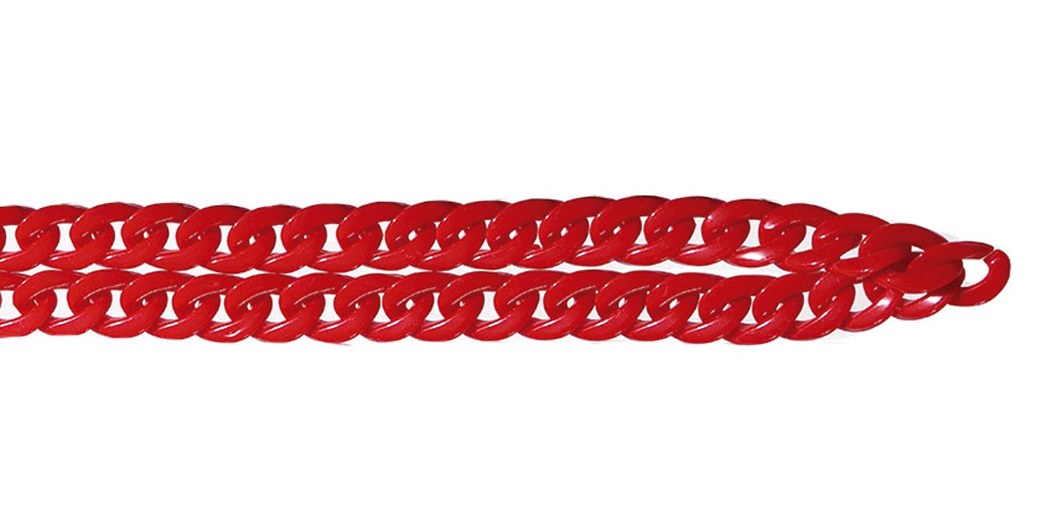 Catena per occhiali rossa. Maglie in plastica. Estremità metalliche per il fissaggio alle aste degli occhiali. Vista orizzontale su sfondo bianco.