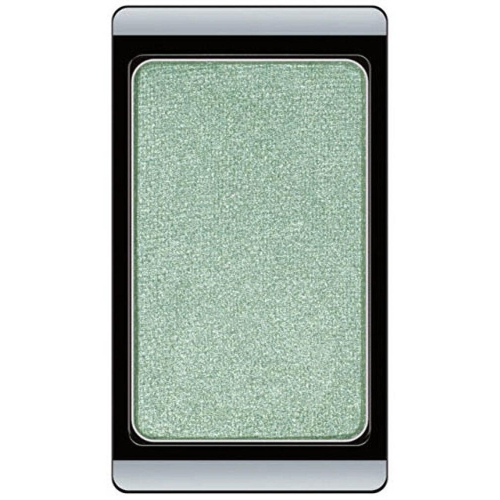 Ombretto duo-chrome verde scintillante, in un contenitore rettangolare nero con parte superiore argentata.