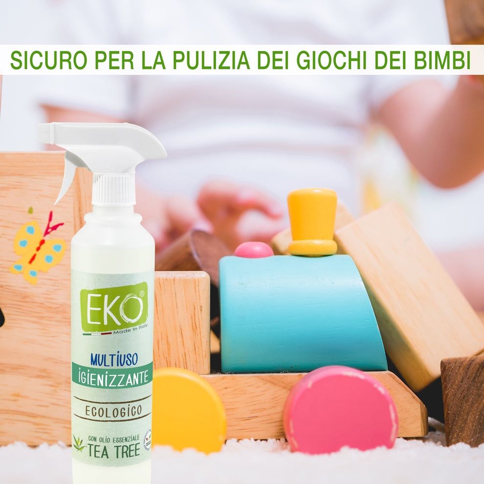 Uno spray detergente EKO accanto a giocattoli di legno.