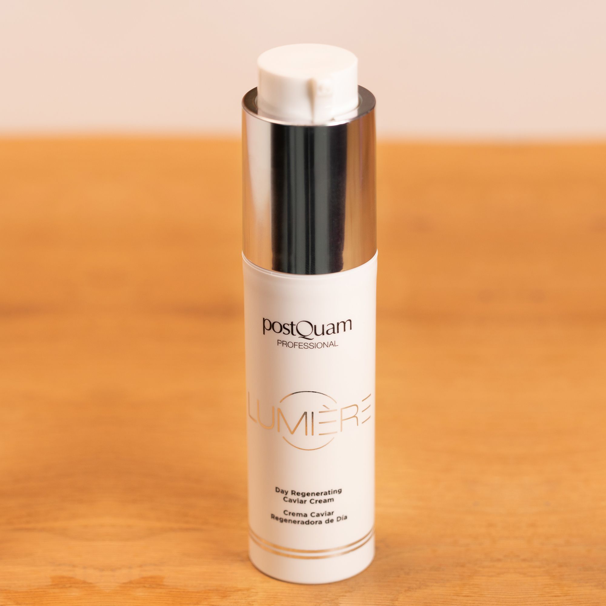 Flacone di crema con tappo argentato. Scritta: PostQuam Professional, Lumière, Day Regenerating Caviar Cream.